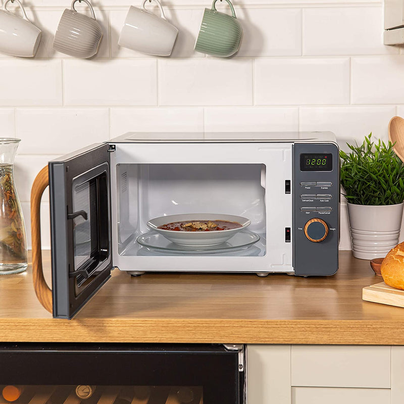 Compact design: ideal for kitchens with limited space. This microwave fits a round dinner plate up to 10.5" (26.5cm).